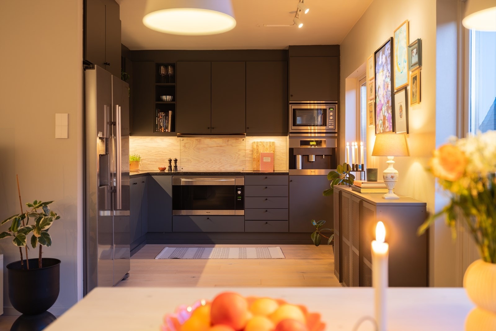 Her får du et tidløst kjøkken med moderne standard som er vurdert til tilstandsgrad 1 av takstmann. Galleribilde