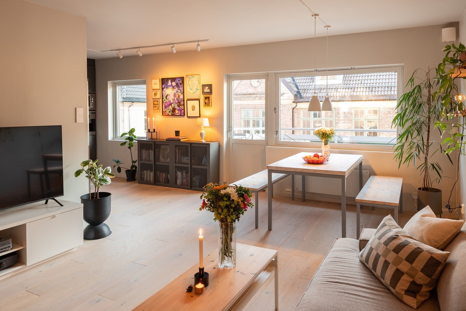 Leiligheten strekker seg over 67m² og byr i tillegg på 3 boder på til sammen 17m² gulvareal. Galleribilde