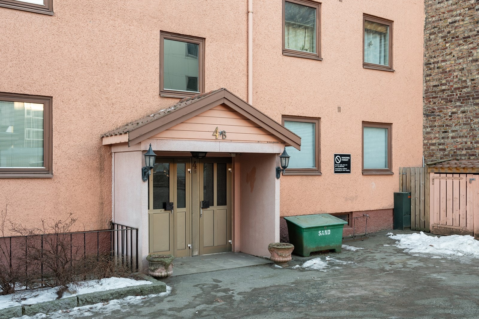 Det er porttelefon ved inngangen som kan åpnes fra leiligheten eller egen app på telefonen. Det gjør det svært enkelt å ta i mot gjester. Galleribilde