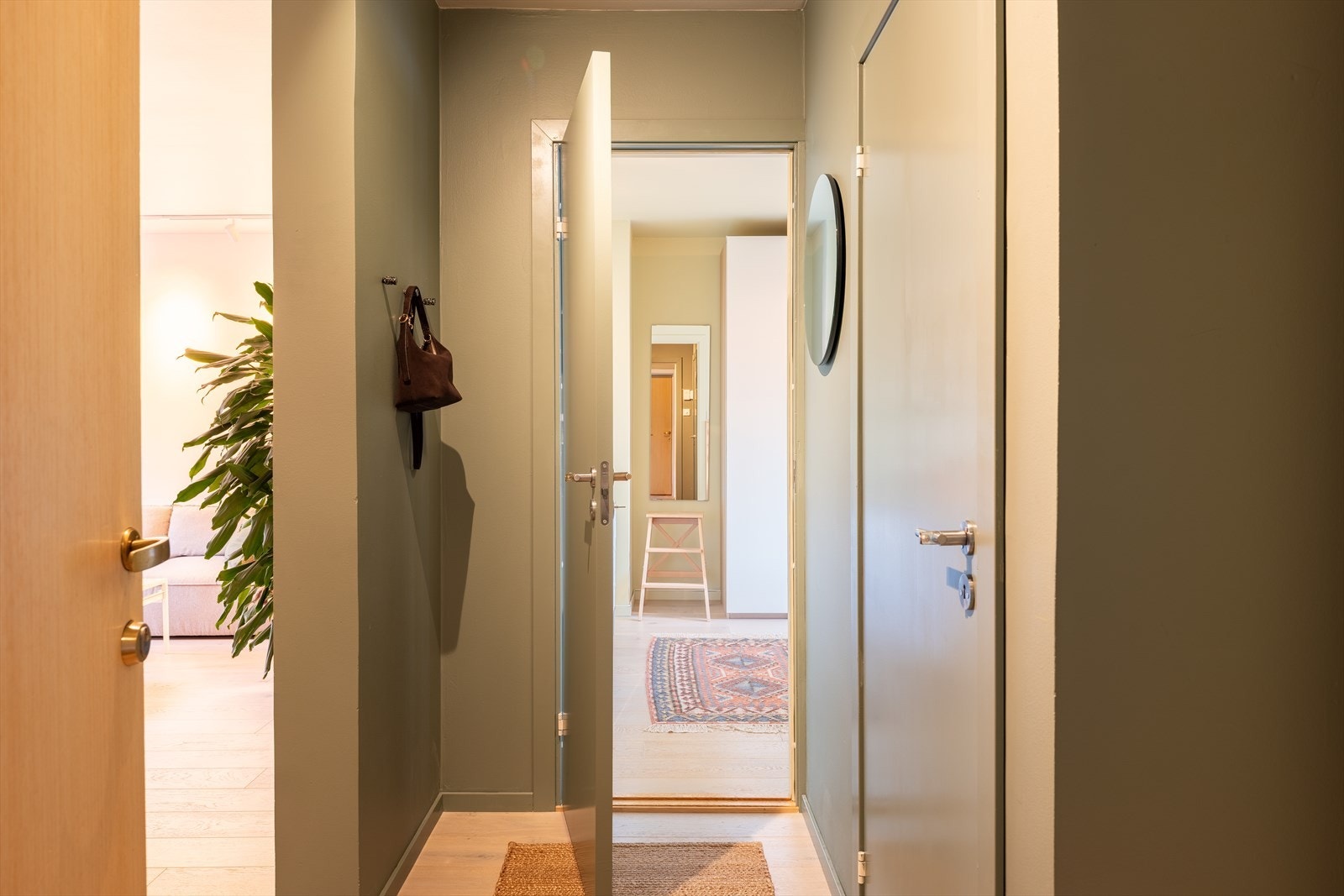 Leiligheten har en gjennomtenkt planløsning med bad og 2 soverom tilknyttet entré. Galleribilde