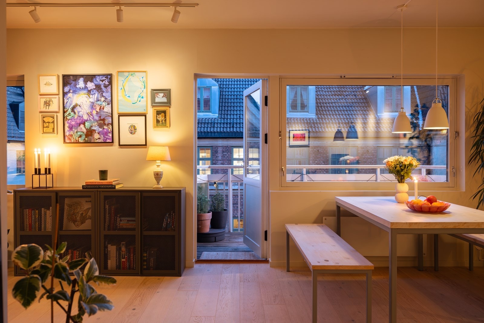 Det er blant annet ny parkett fra 2017, vedovn fra 2024 og etablert smarthusstyring på lys i 2025. Galleribilde