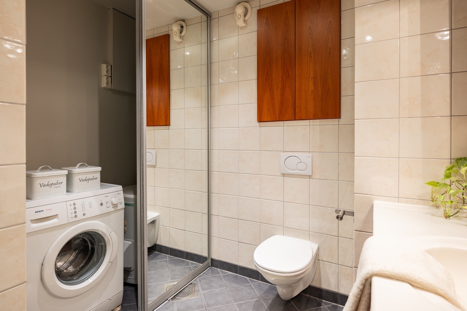Vaskemaskin og varmtvannsbereder er praktisk plassert og "skjult" bak skyvedører med speil. Galleribilde