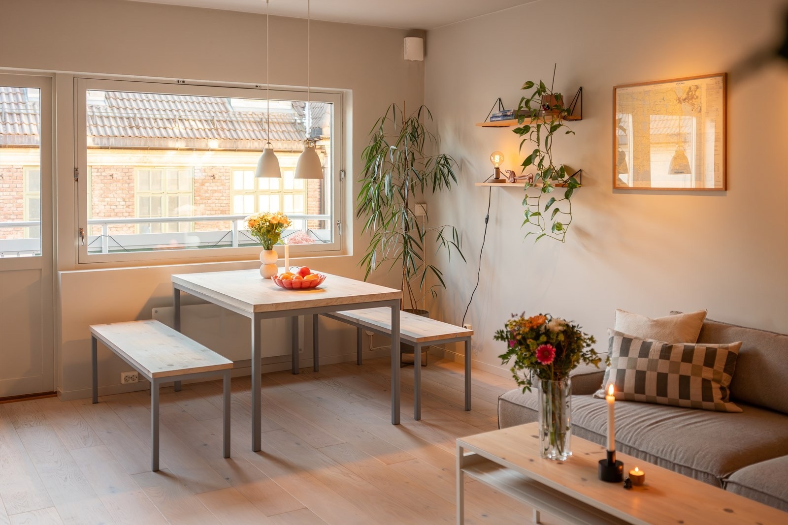 Her bor du svært sentralt med kort vei til flere studiesteder som blant annet NTNU på Gløshaugen og NTNU Kalvskinnet. Det er også gangavstand til knutepunktet for kollektiv transport til hele byen. Galleribilde