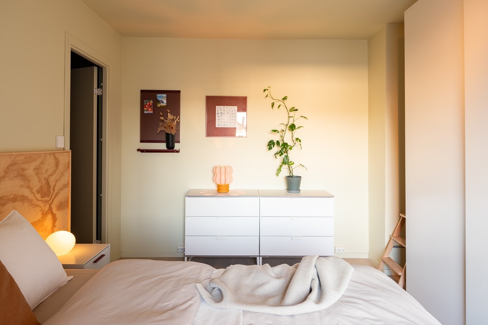 Begge soverommene ligger vendt inn mot rolig bakgård med lite trafikk. Galleribilde