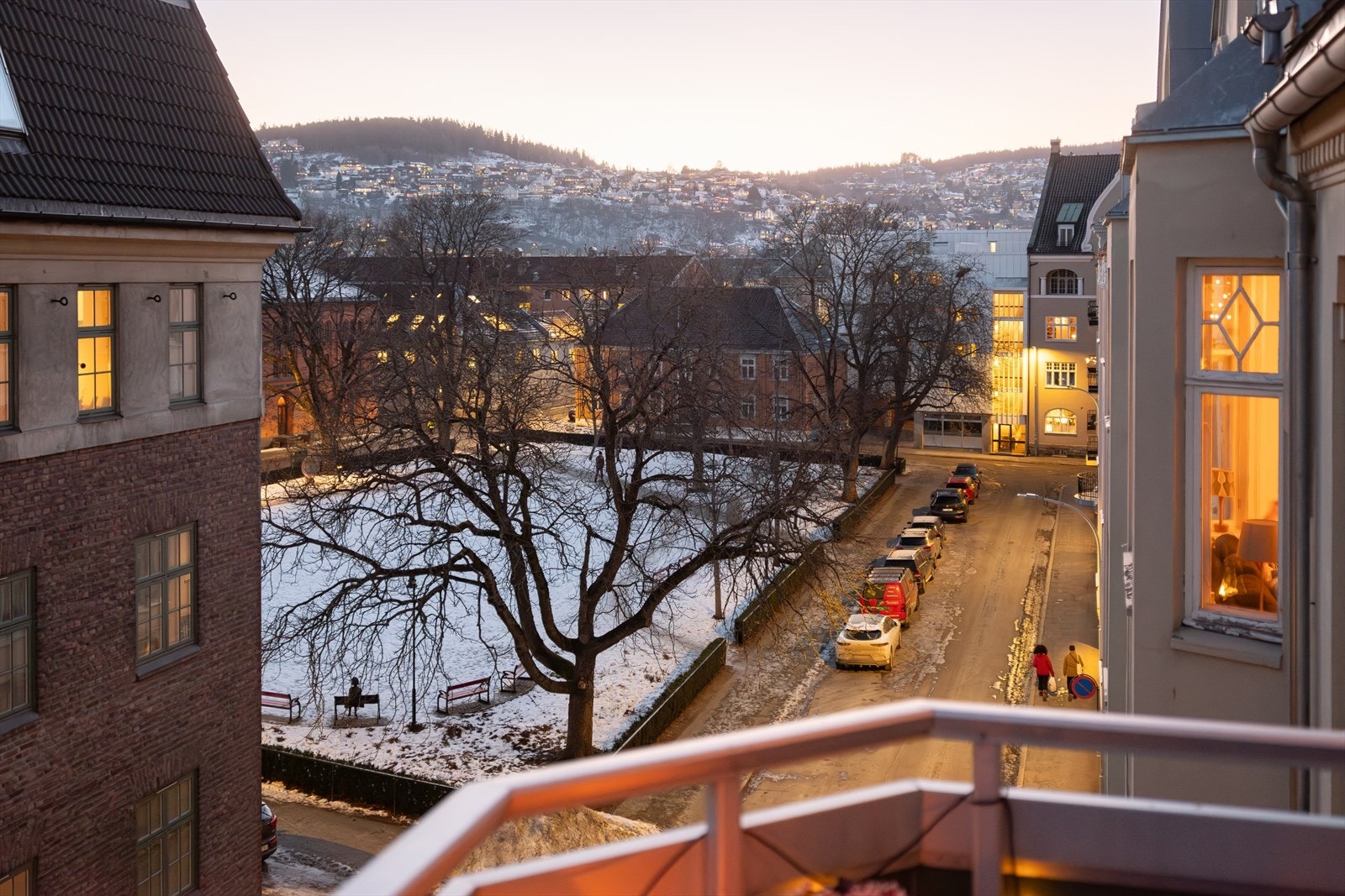 Leiligheten har utsøkt beliggenhet i en av Midtbyens fineste nabolag. Her finner du flotte, velbevarte bygninger hvor flere av dem er oppført i jugendstil. Galleribilde
