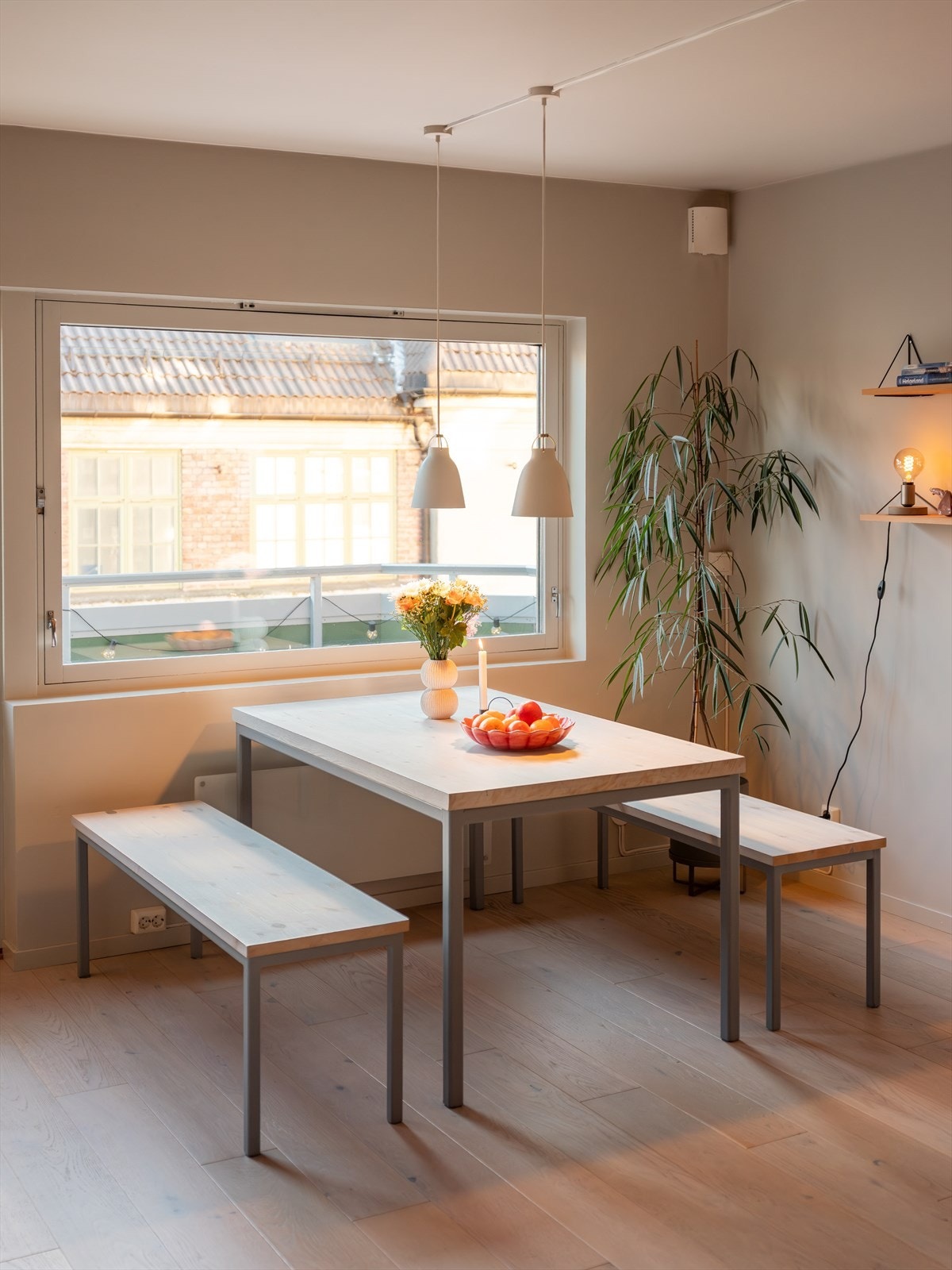 Det er også kort vei til "alle" servicefasiliteter med 2 minutters gange til Trondheim Torg. Galleribilde