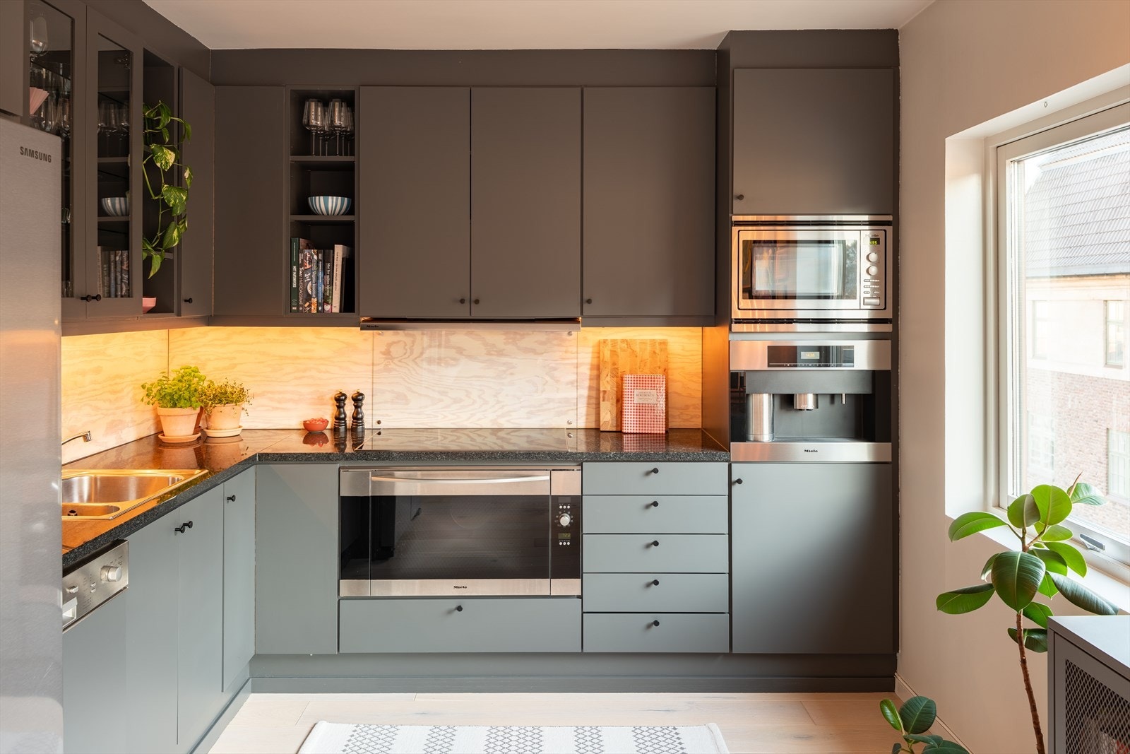 Kjøkkenet byr på integrerte hvitevarer som mikrobølgeovn, kaffemaskin, stekeovn, platetopp og oppvaskmaskin som medfølger handelen. Galleribilde