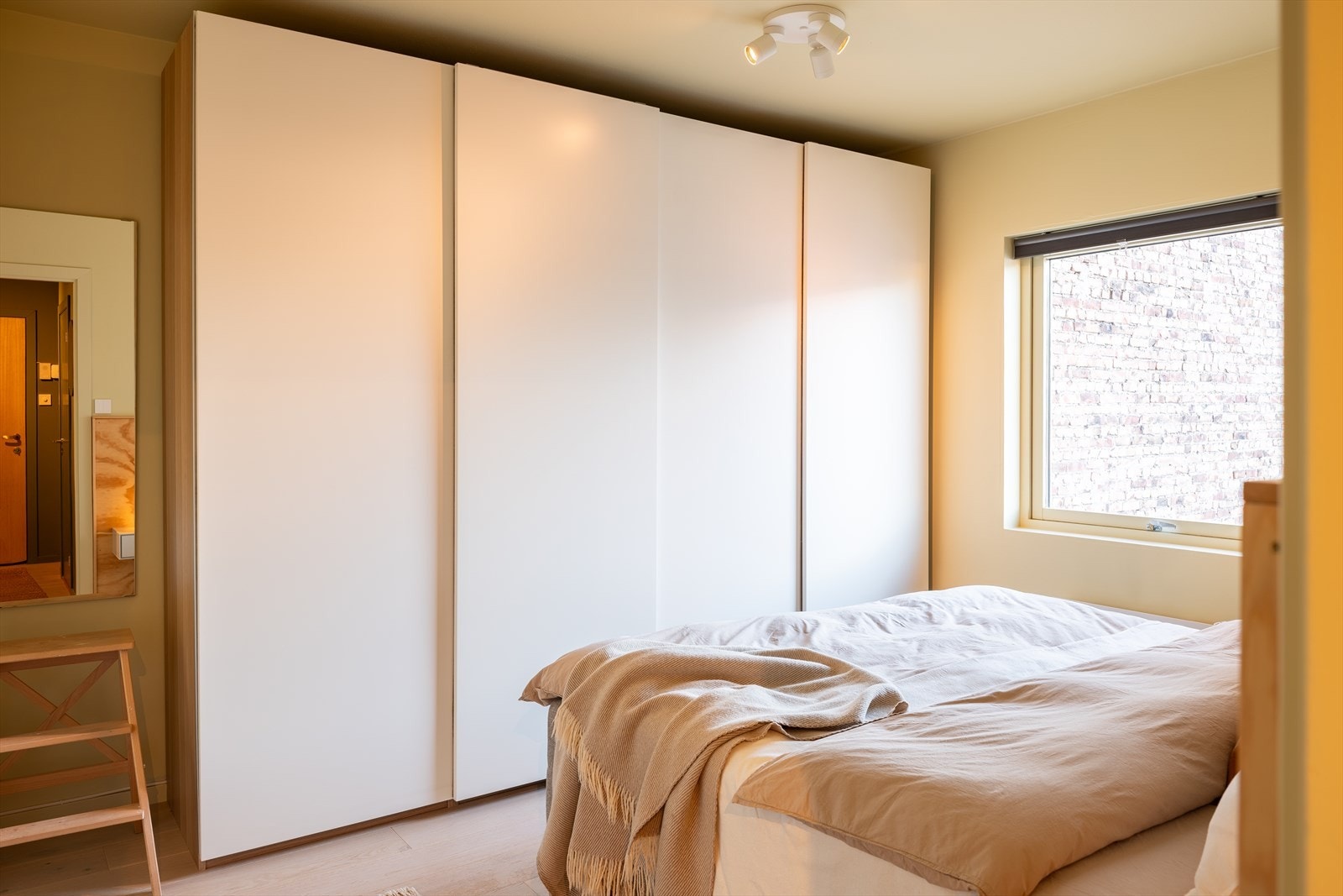 Det er rikelig med lagringsplass i garderobeskap som medfølger handelen. Galleribilde