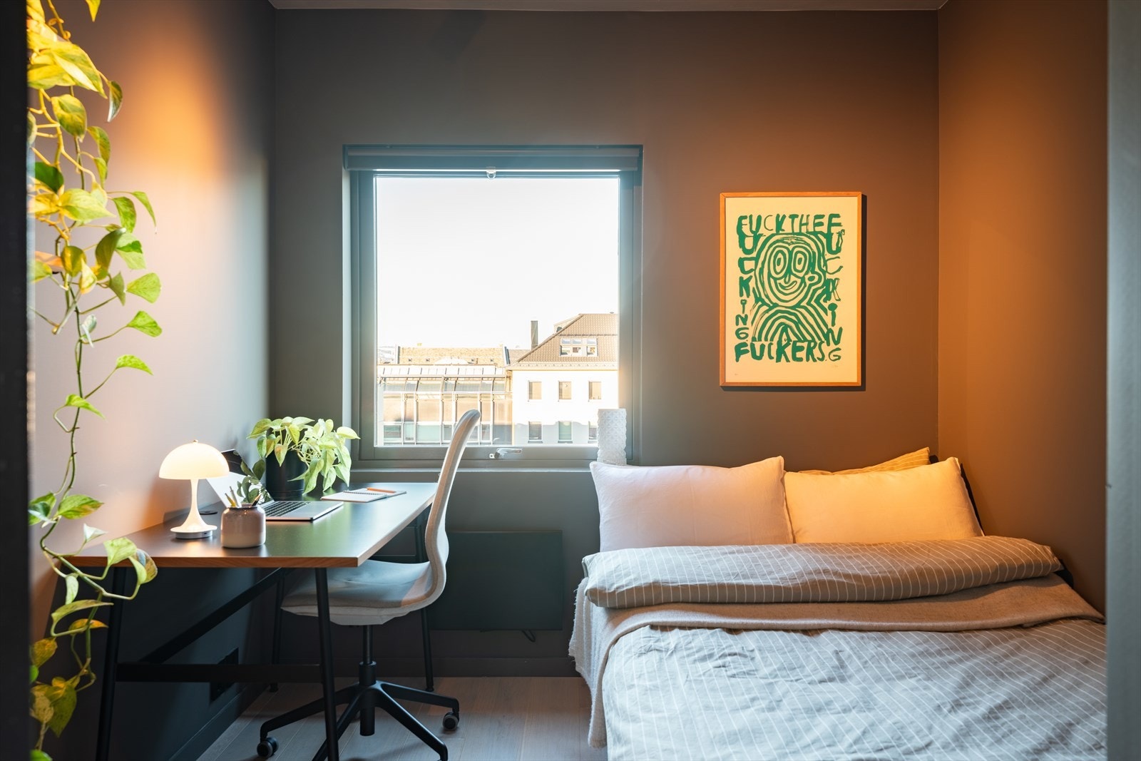 Soverom 2 er i dag brukt som gjesterom og hjemmekontor. Galleribilde