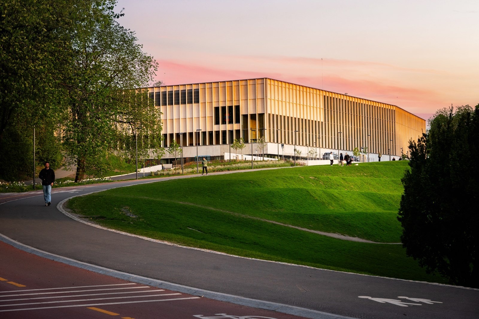 Kort vei til nybygde Tøyenbadet. Galleribilde