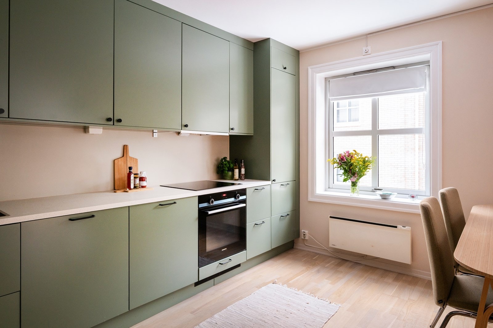 Kjøkkenet er et moderne Epoq-kjøkken fra 2025 med stilrene, glatte fronter og takhøye overskap som gir rikelig med oppbevaringsplass. Galleribilde