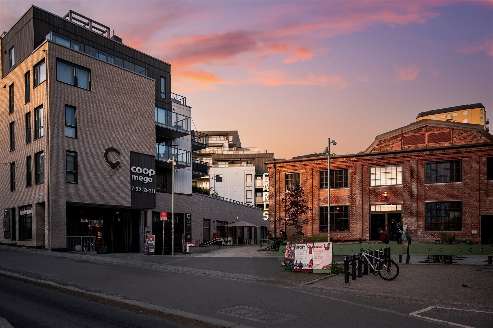 Carl Berner Torg med Coop-mega, kafresten av Oslo med offentlig kommunikasjon fra Carl Berners plass. Galleribilde