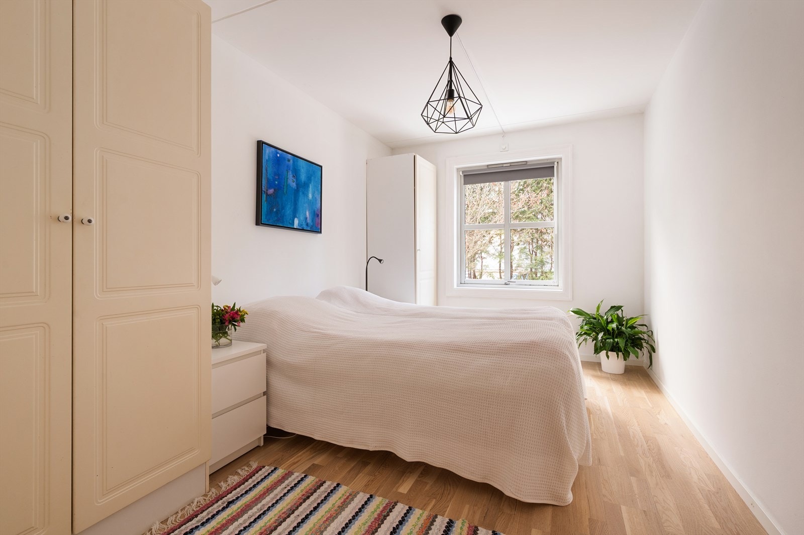 Hovedsoverommet er lyst og innbydende med gode vindusflater som slipper inn rikelig med dagslys. Galleribilde