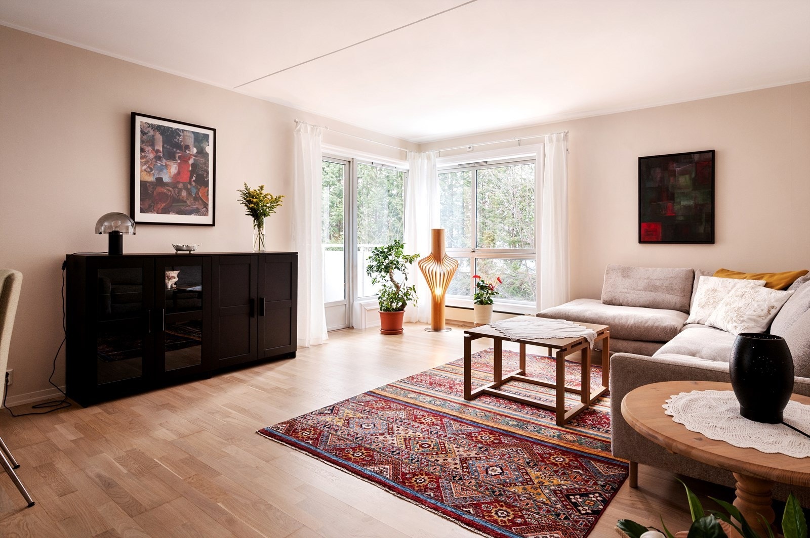 Attraktiv og innbydende 3-roms selveierleilighet beliggende flott til byggets i 2. etasje med heis. Galleribilde