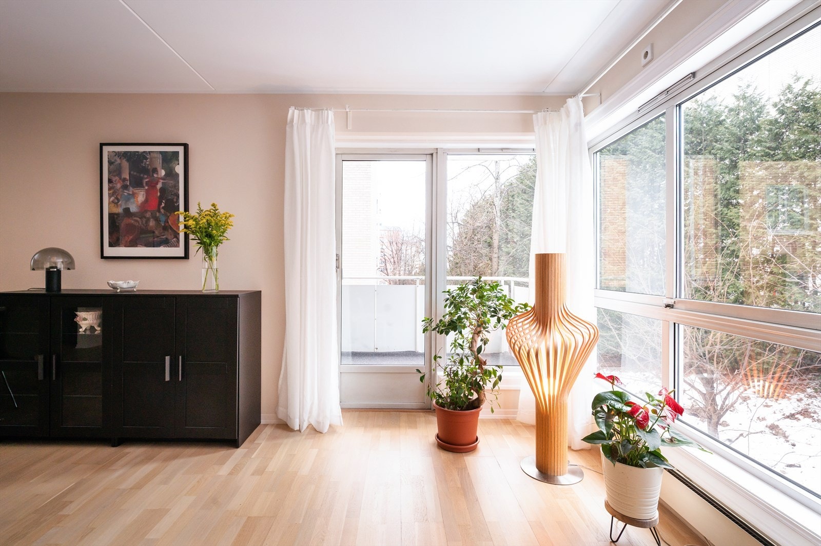 Leiligheten har en gjennomtenkt og åpen planløsning som gir gode møbleringsmuligheter og rikelig med naturlig lys. Galleribilde