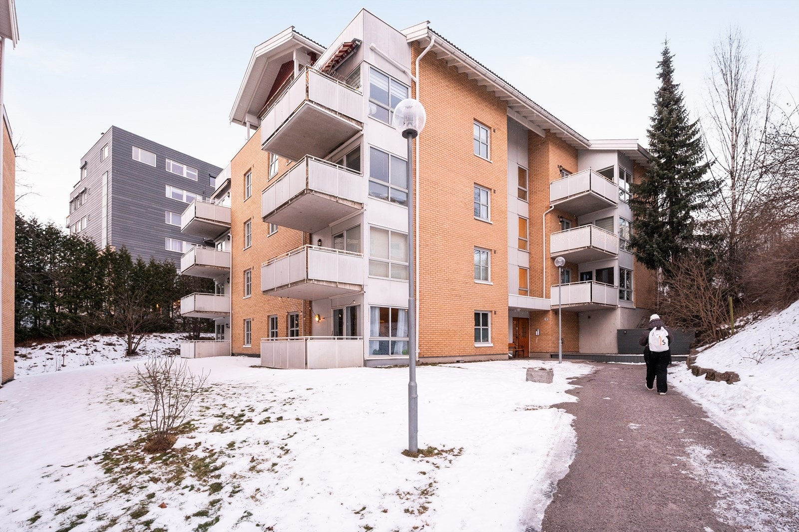 Leiligheten har en attraktiv beliggenhet midt mellom Løren, Frydenberg, Sinsen, Keyserløkka og Hasle, på en høyde over Carl Berners plass. Galleribilde