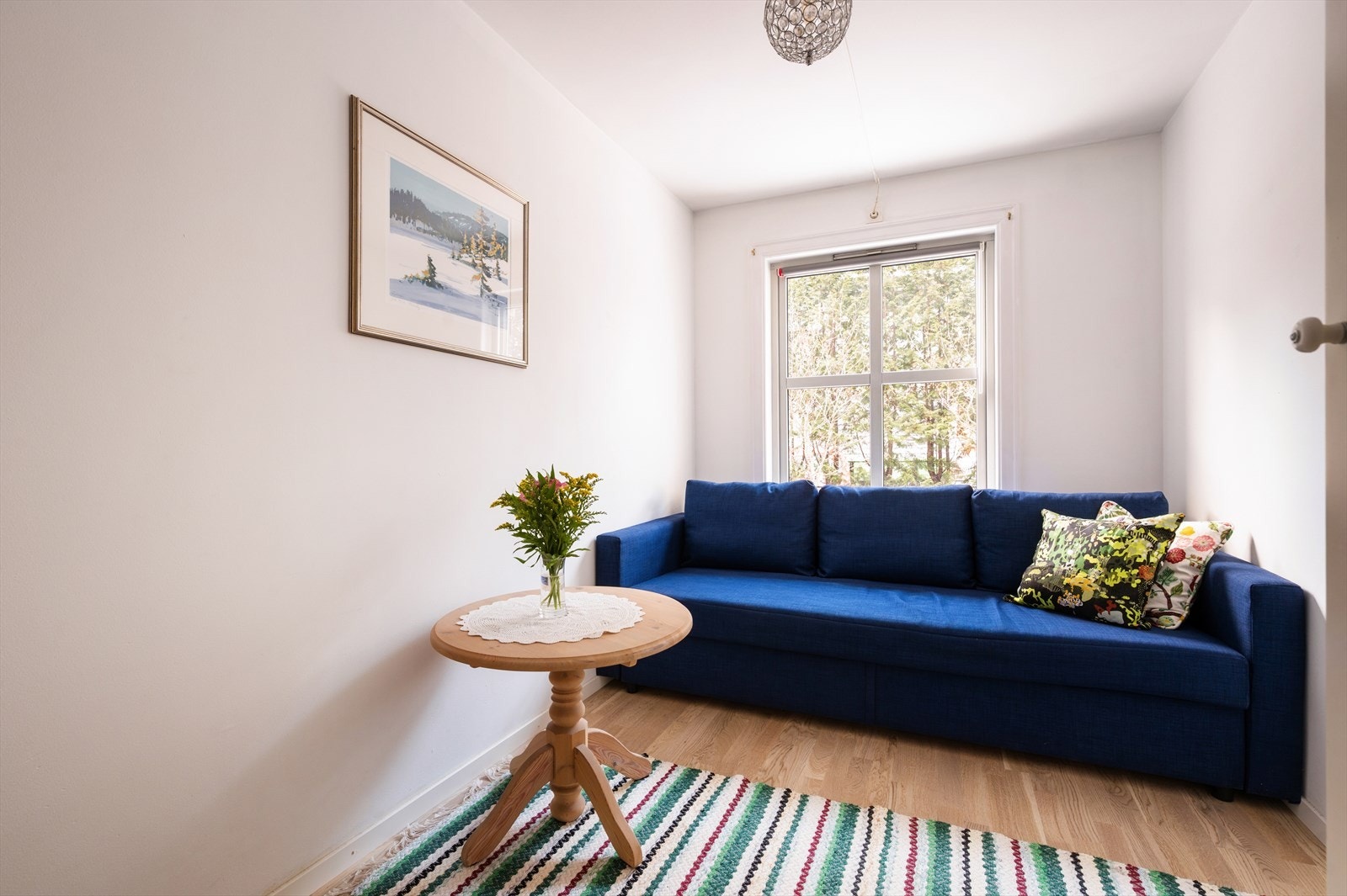 Gode lysforhold og plass til seng og nødvendig møblering. Rommet fremstår lyst og lett, med fleksible bruksmuligheter etter behov. Galleribilde