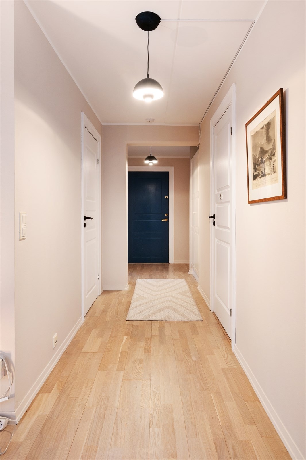 Entréen er lys og innbydende med plass til oppheng av yttertøy og plassering av sko. Galleribilde