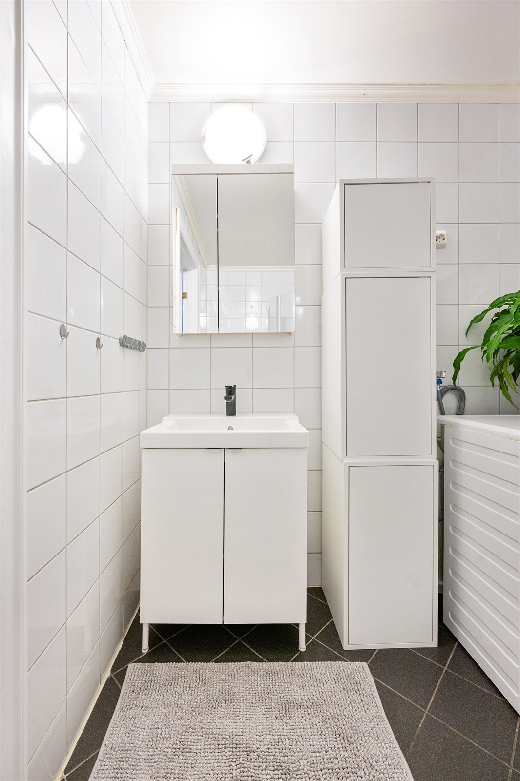 Rommet er innredet med klosett, servant nedfelt i innredning og dusjhjørne med svingbare glassdører. Galleribilde