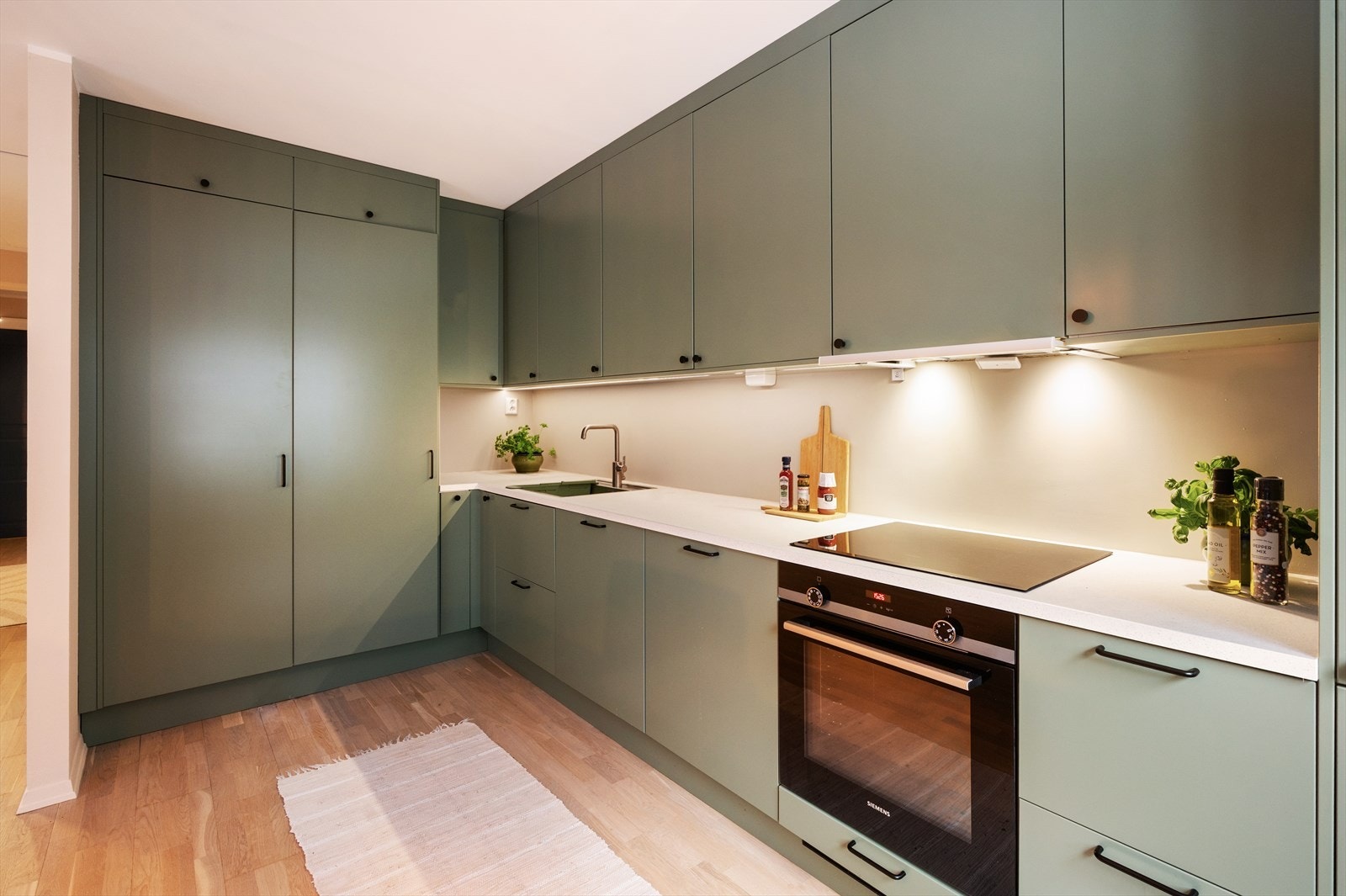 Kjøkkenet er fullt utstyrt med integrert induksjonstopp, stekeovn, oppvaskmaskin samt kjøle- og fryseskap. Galleribilde