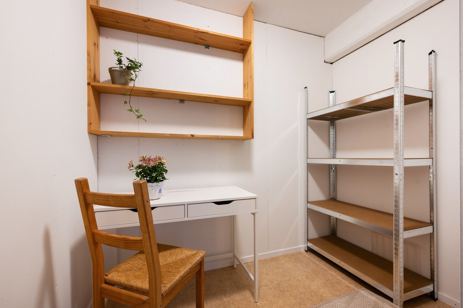 Boden ved inngangspartiet er romslig og lett tilgjengelig, med gode oppbevaringsmuligheter. Galleribilde