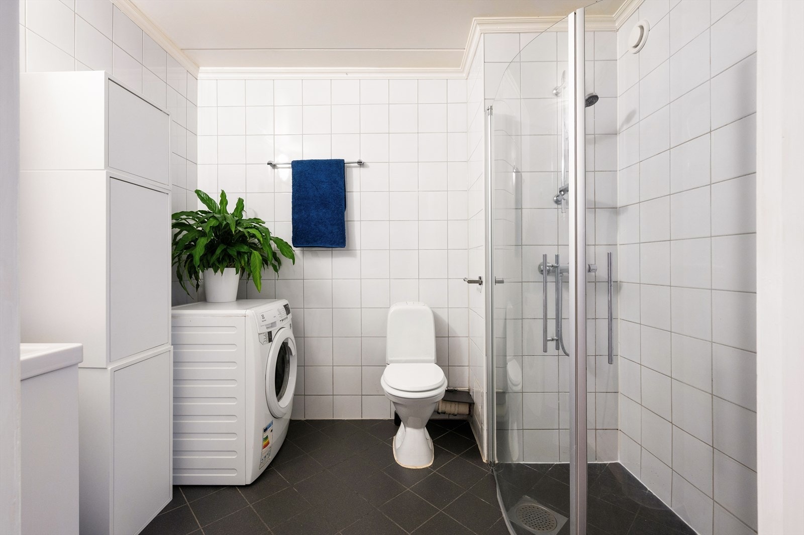 Badet er delikat og funksjonelt med fliser på vegger og gulv, samt elektrisk gulvvarme som gir god komfort. Galleribilde