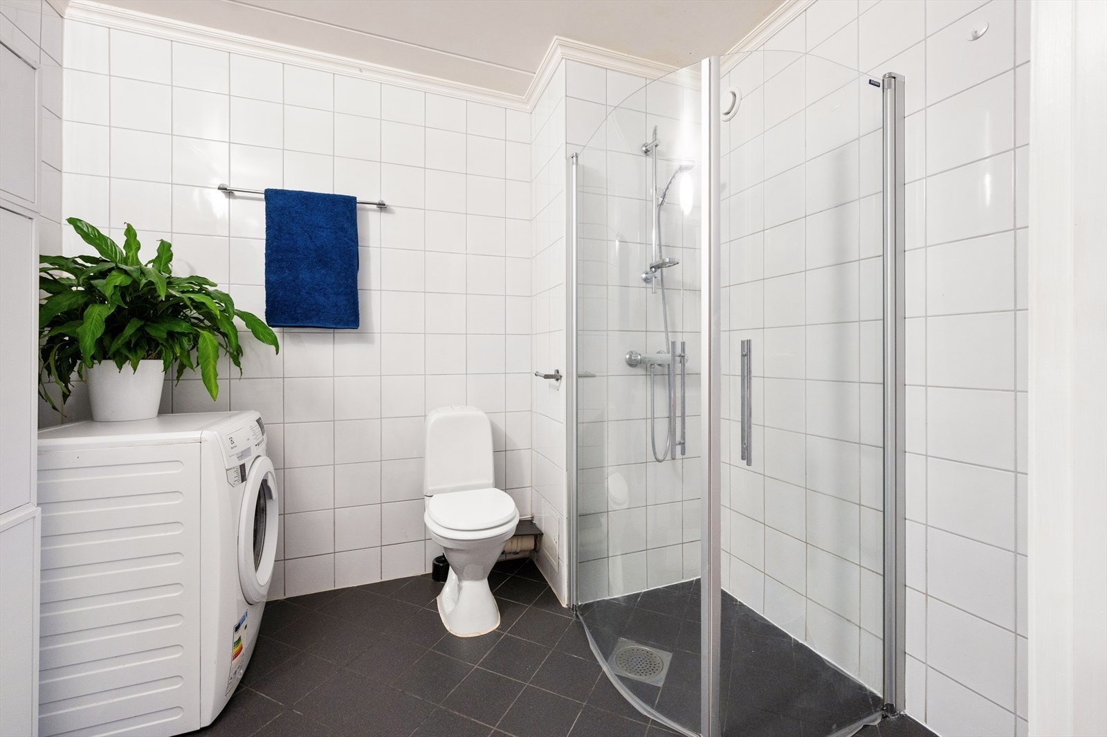 Det er opplegg for vaskemaskin, og mekanisk avtrekk sørger for godt inneklima. Galleribilde