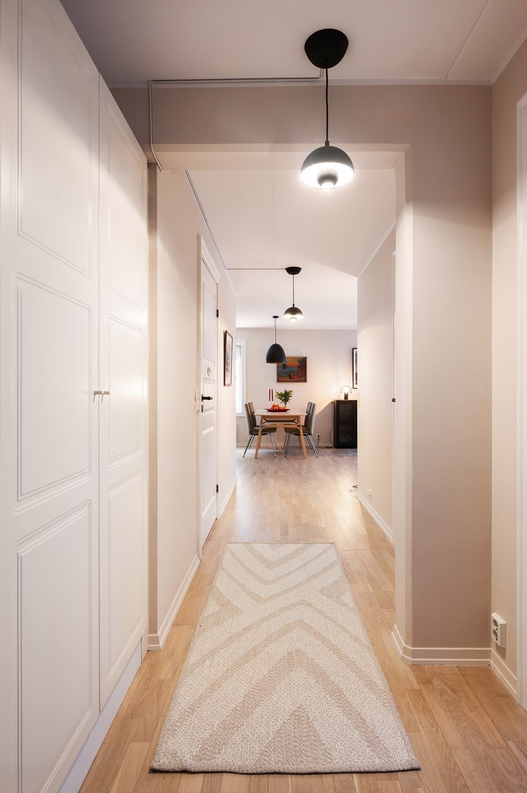 Mellomgang med garderobeskap som gir godt med lagringsplass. Galleribilde