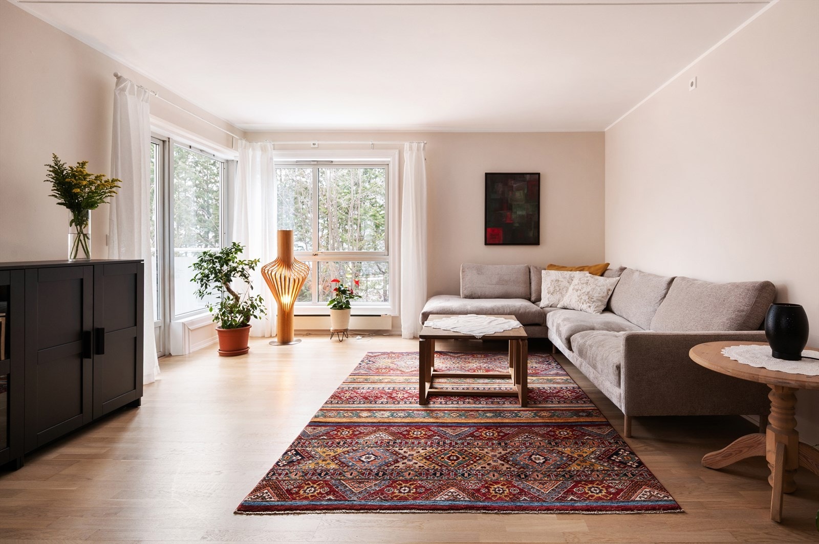 I 2025 ble gulvene i stue-/ og kjøkken slipt og overflatebehandlet. Galleribilde