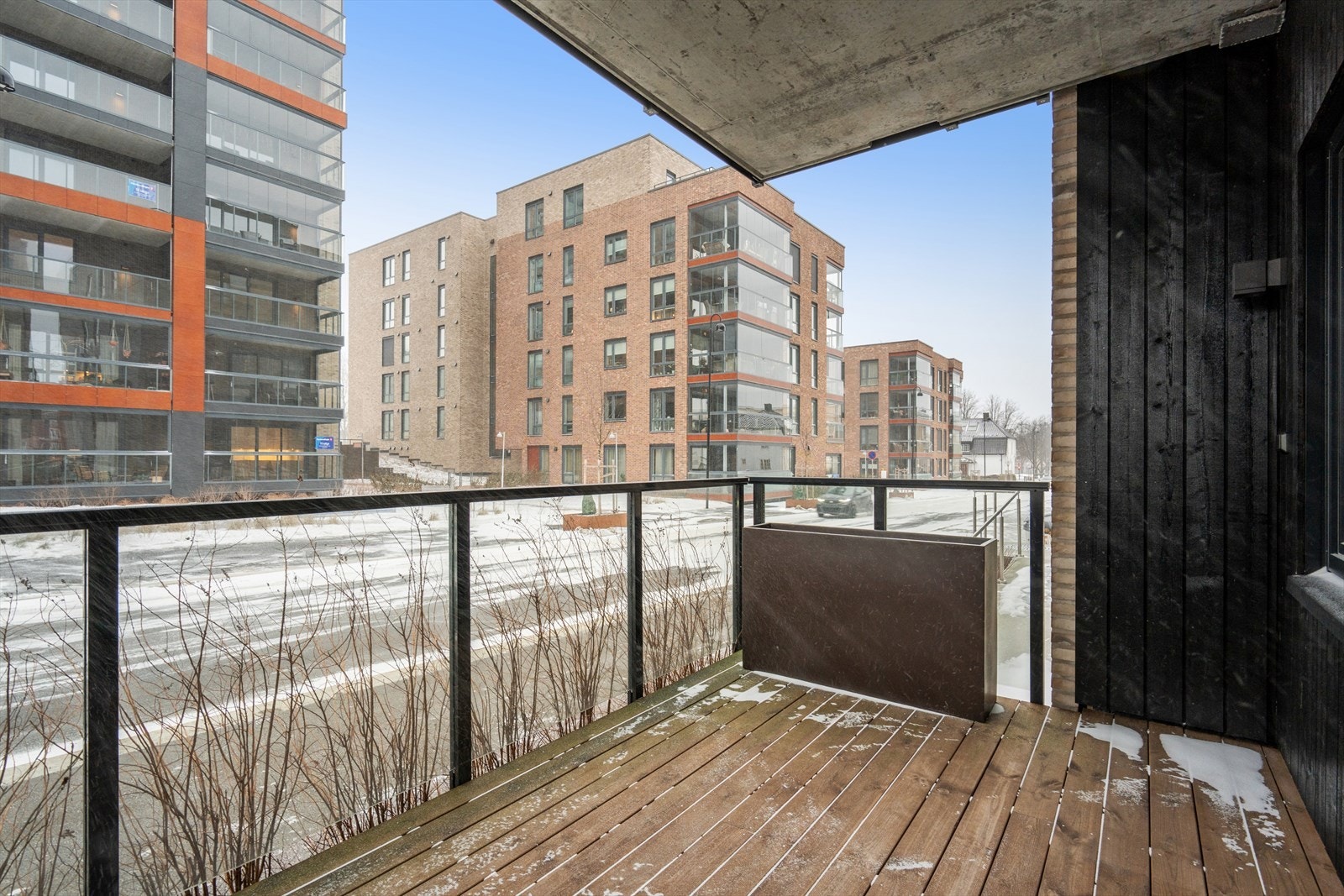 Leiligheten disponerer en solrik terrasse, bod i felles gang. Her kan du flytte rett inn! Galleribilde