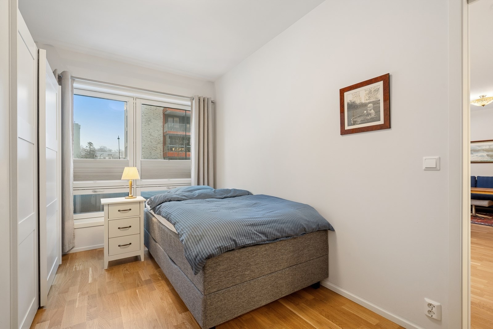 Soverommet har er en svært god garderobeløsning med flere skap med skyvedører, hvor den ene delen går helt opp til taket for ekstra oppbevaringsplass Galleribilde