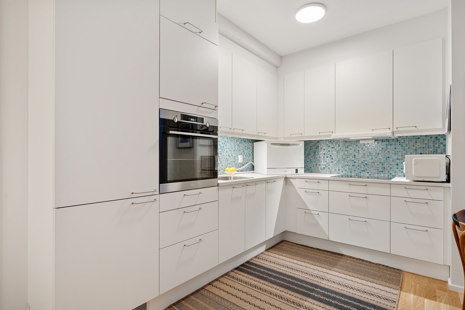 Kjøkkenet er utstyrt med oppvaskkum med ettgreps blandebatteri, ventilator med avtrekk ut, stekeovn, koketopp og kombiskap. Bank oppvaskmaskin medfølger, Galleribilde