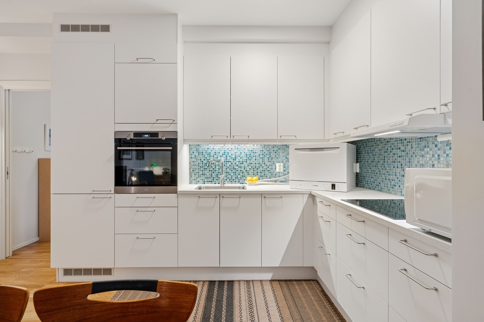 Den praktiske utformingen gir god utnyttelse av plassen, og kombinasjonen av skuffer og skap gir fleksibel oppbevaring Galleribilde