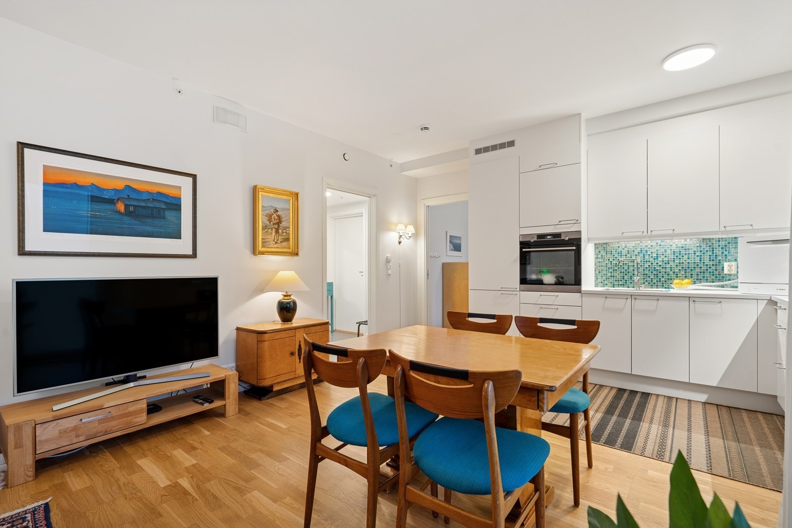 Kjøkkenet er stilrent og moderne, utformet i en funksjonell vinkelløsning med skap som går helt opp til himlingen Galleribilde