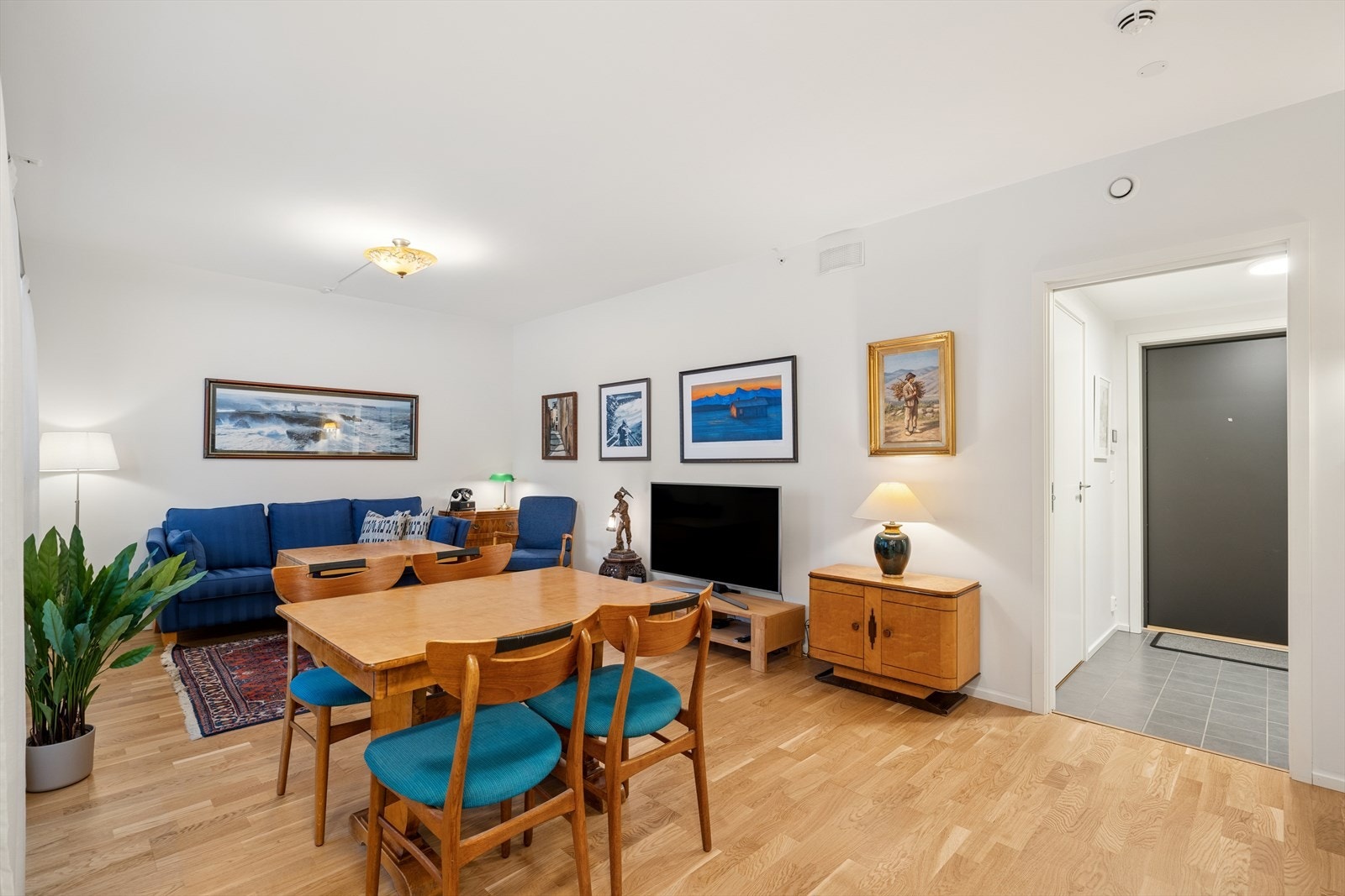 Stuen har god plass til både sofagruppe og spisebord med tilhørende møbler Galleribilde