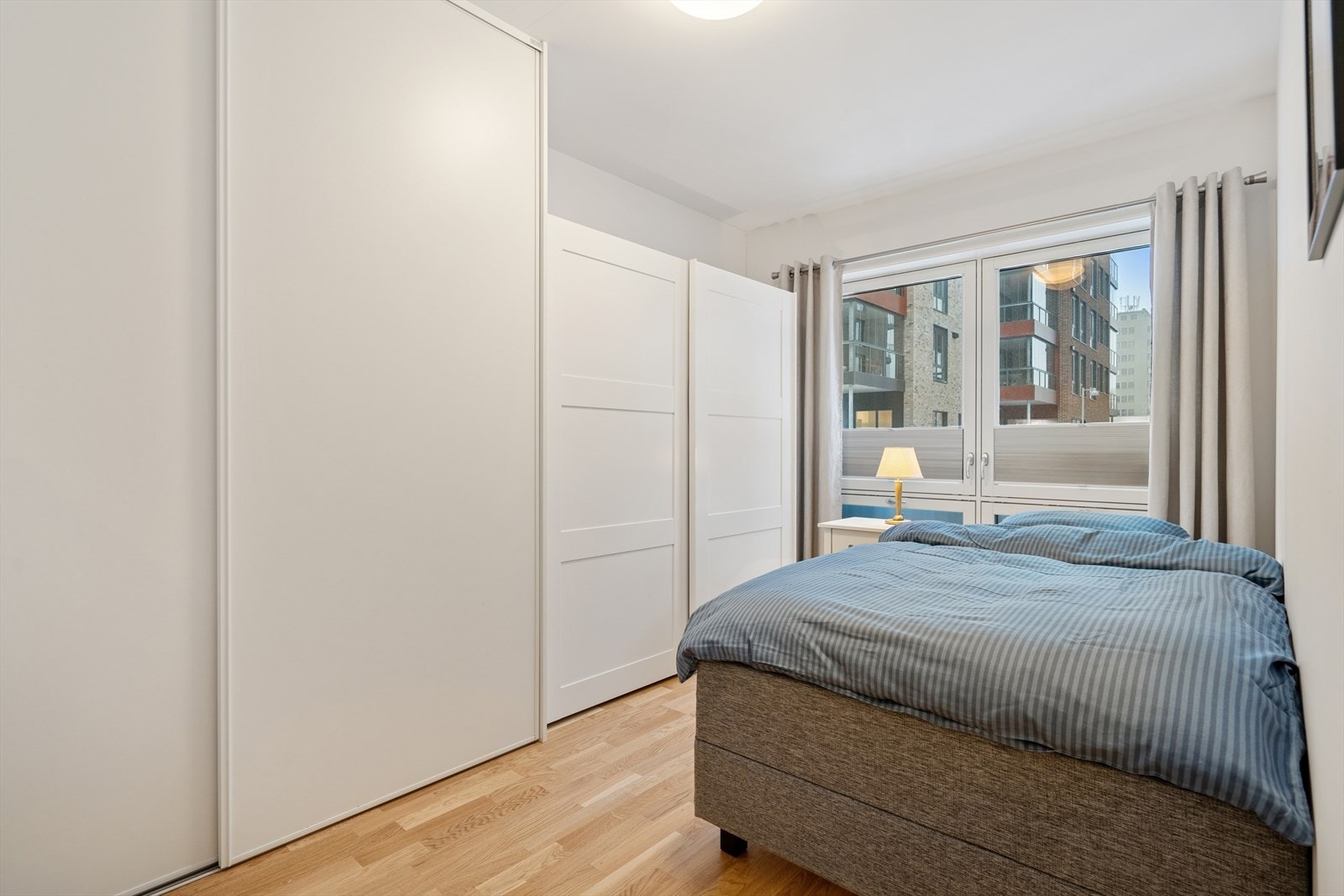 Soverommet ligger praktisk plassert innenfor stuen og har god plass til en stor seng med tilhørende småmøbler Galleribilde