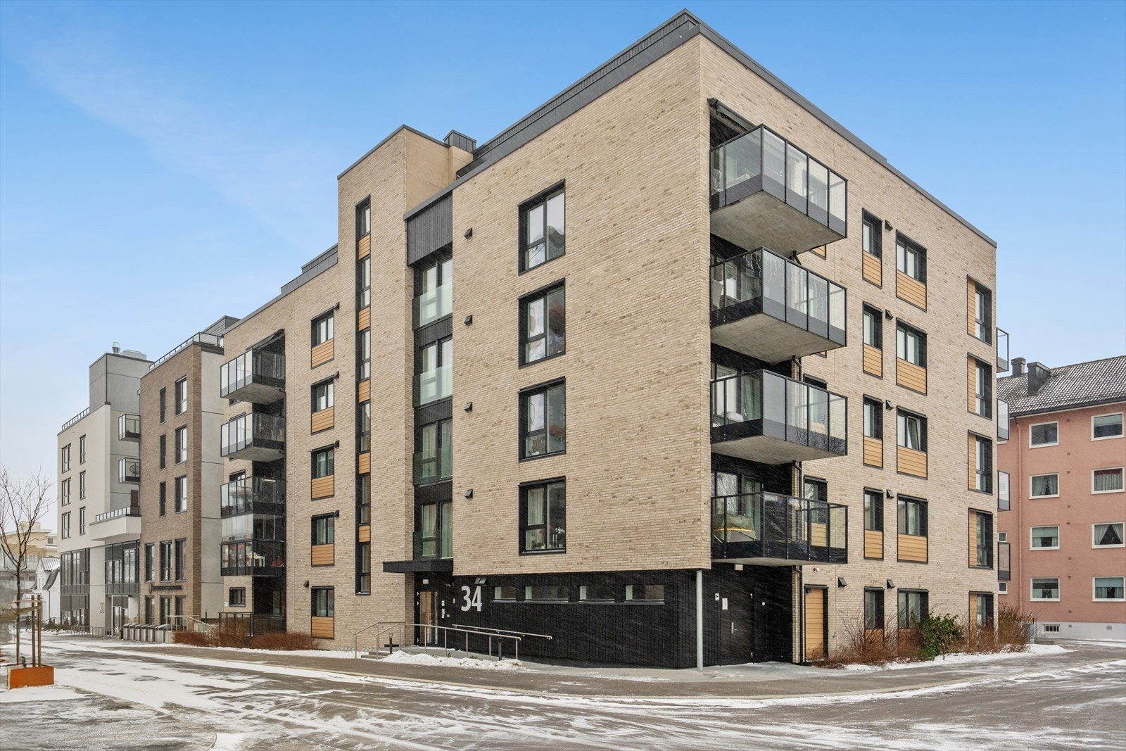 Dronningens gate 34 har en attraktiv og svært sentral beliggenhet - midt i hjertet av Sandefjord sentrum, men samtidig tilbaketrukket i rolige omgivelser Galleribilde