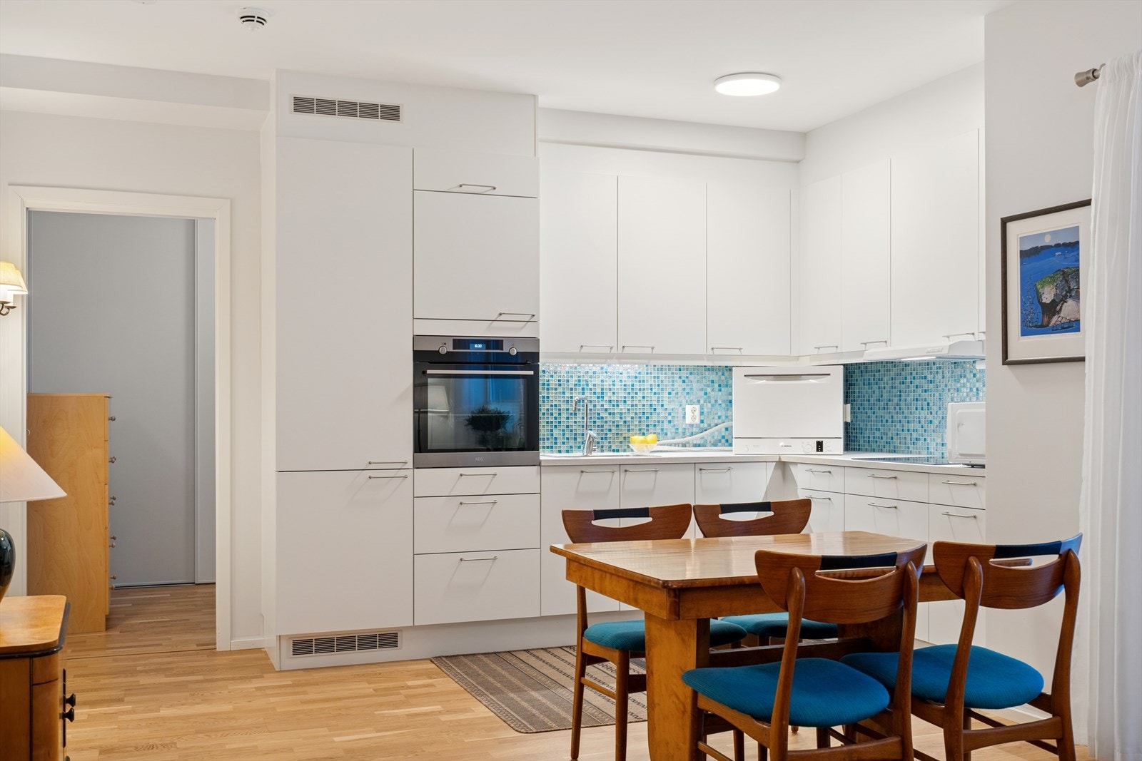 Over benken er det montert elegante fliser, stikkontakter og belysning under overskapene som sikrer gode arbeidsforhold Galleribilde