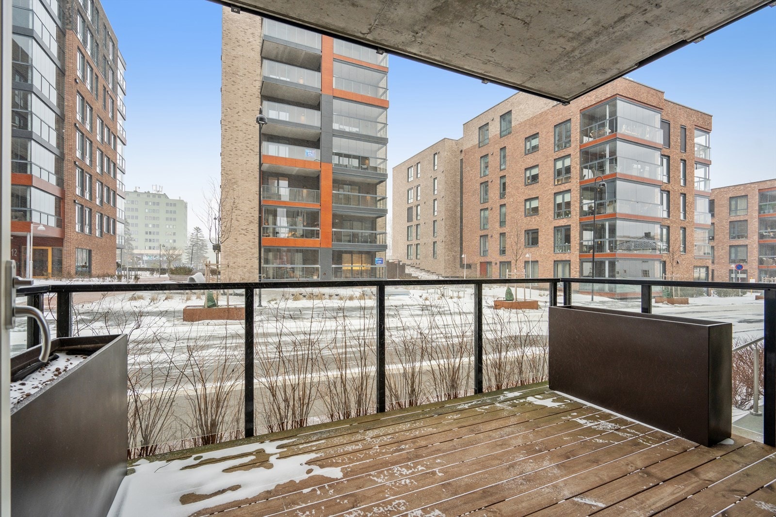 Leiligheten har balkong med betongdekke og terrassegulv i tre, samt rekkverk i aluminium og glass Galleribilde