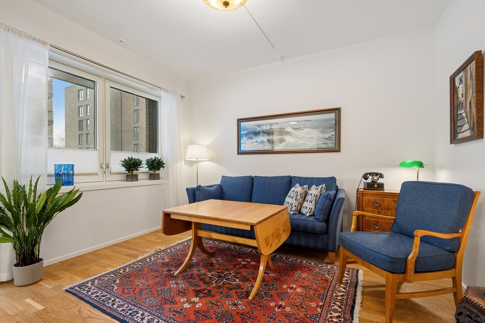 Gulvene er lagt med klassisk trestavs eikeparkett, og de lyse veggene forsterker romfølelsen Galleribilde