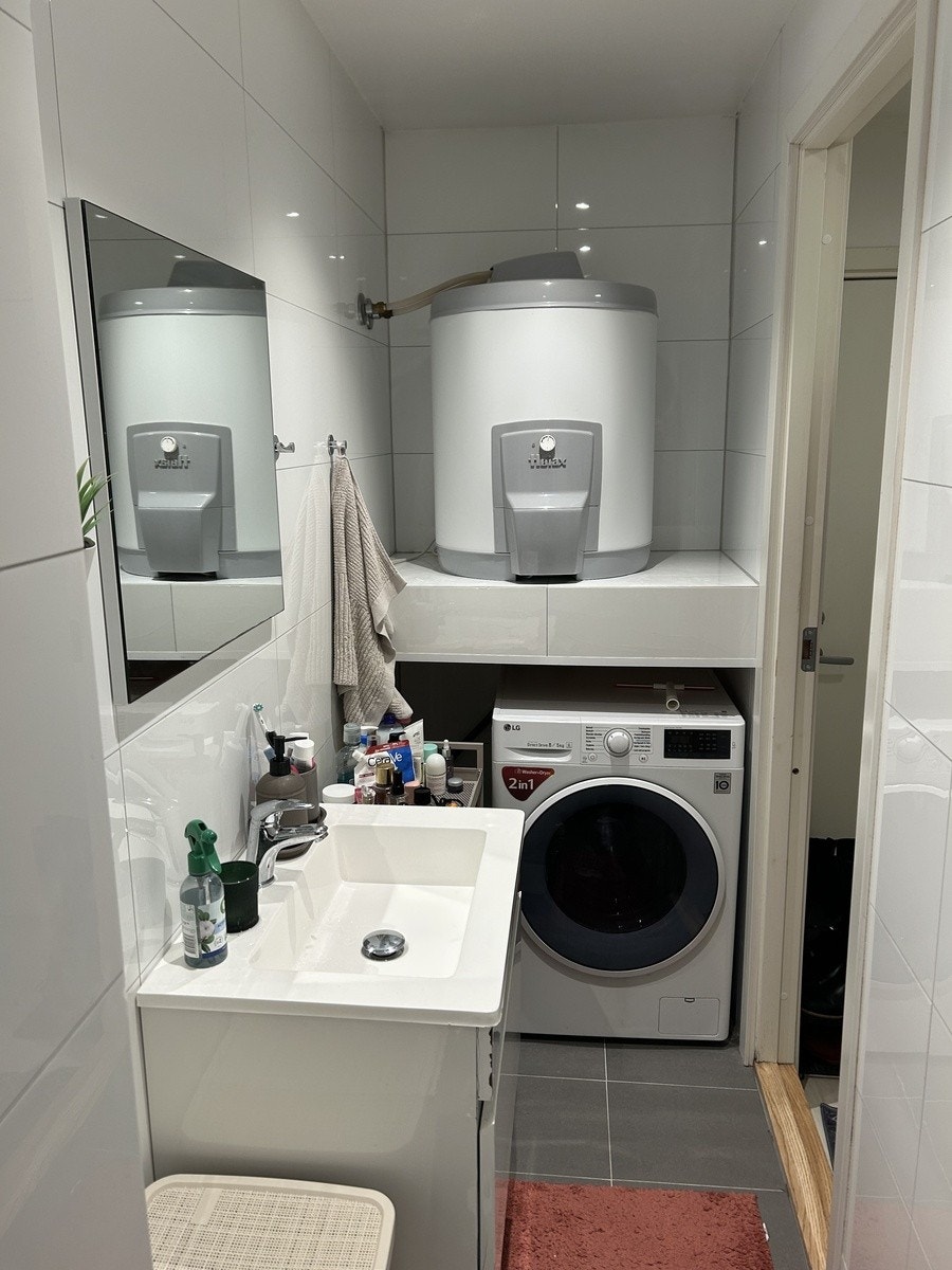 Servant, vaskemaskin og varmtvannsbereder Galleribilde