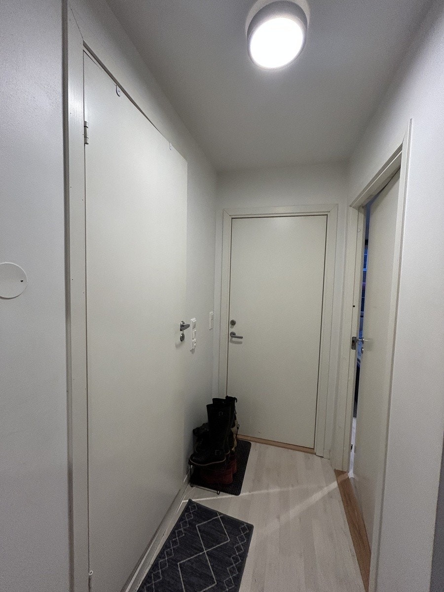 Inngangspartiet, hvor døren til høyre er soverom og bad til venstre i bildet Galleribilde