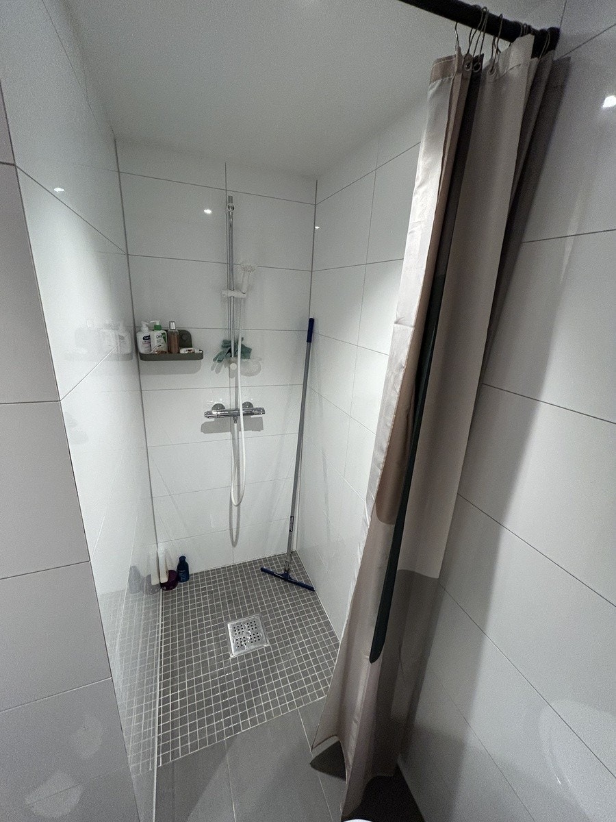 Fin og romslig dusj Galleribilde