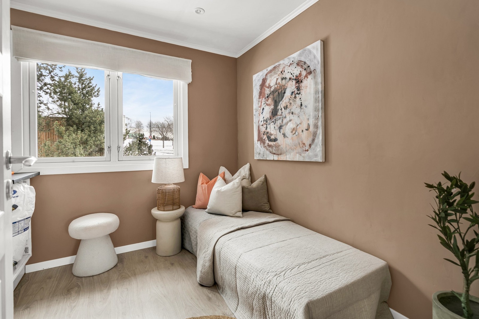 Fra gangen ankommer vi soverom 2 med god plass til seng og tilhørende møblement. Her finnes det også egen garderobløsning for god oppbevaring. Galleribilde