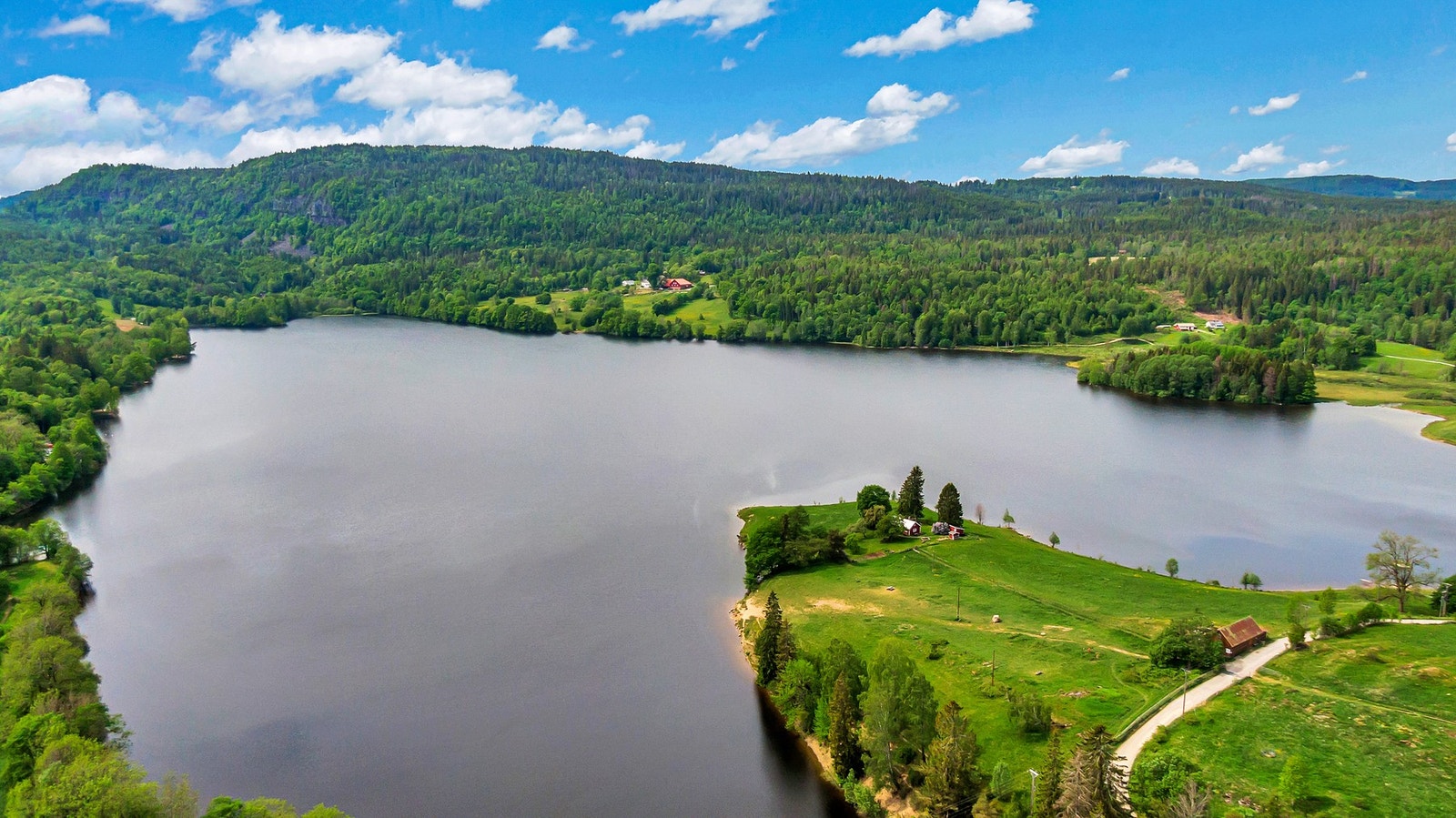 i kort avstand fra leiligheten finner vi Semsvannet og Skaugumåsen med flotte tur og rekreasjonsmuligheter. Her er det også flotte skiløyper på vinteren. Galleribilde