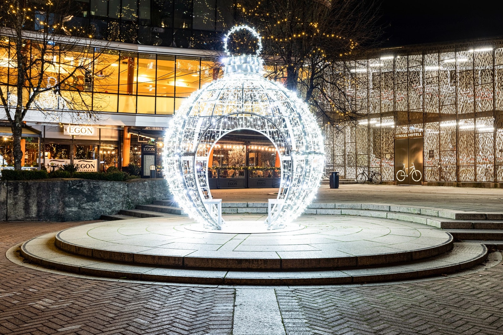 Torget i Asker med hyggelig julebelysning på vinteren. Galleribilde
