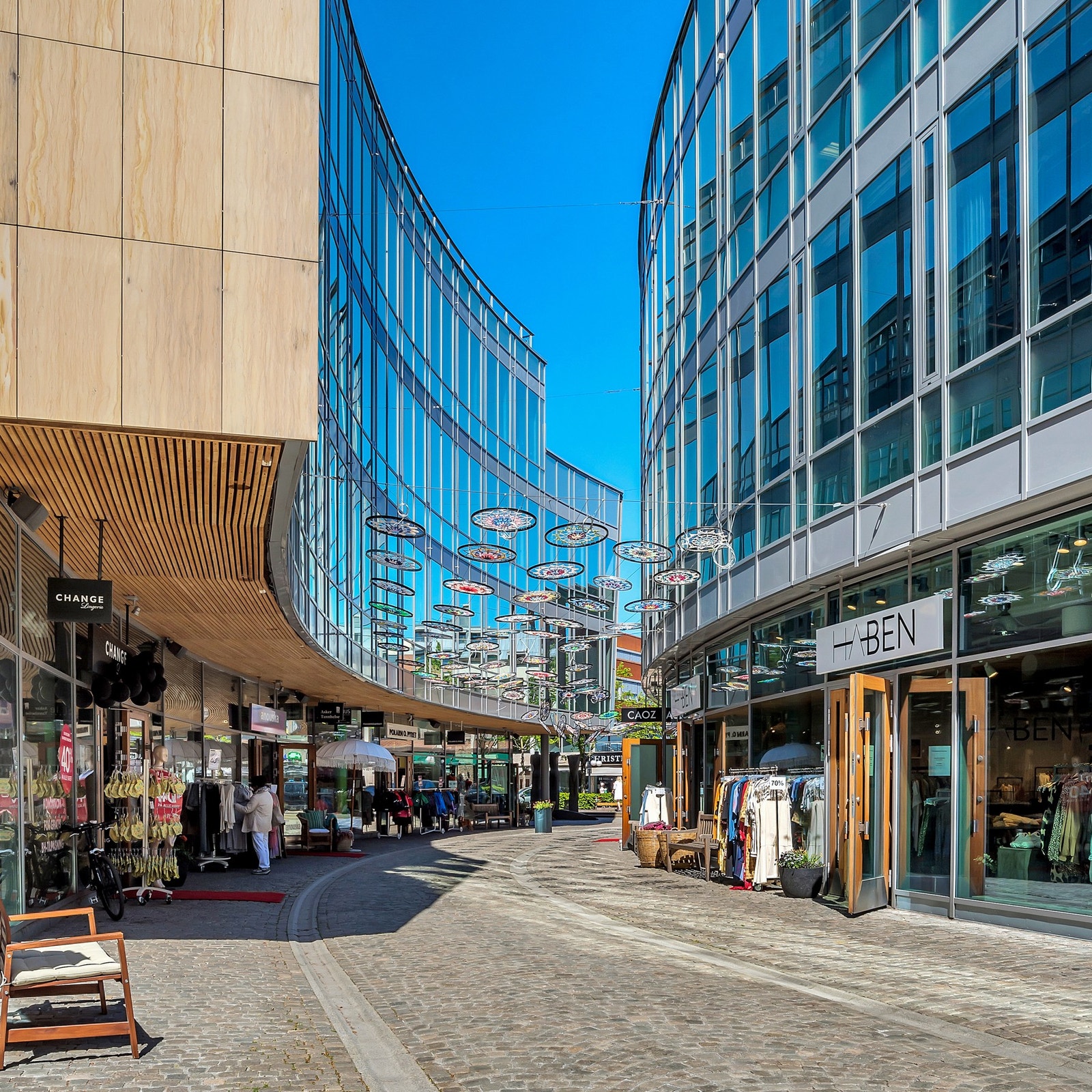 Hyggelige gater rett uten for døren med hyggelige butikker. Galleribilde
