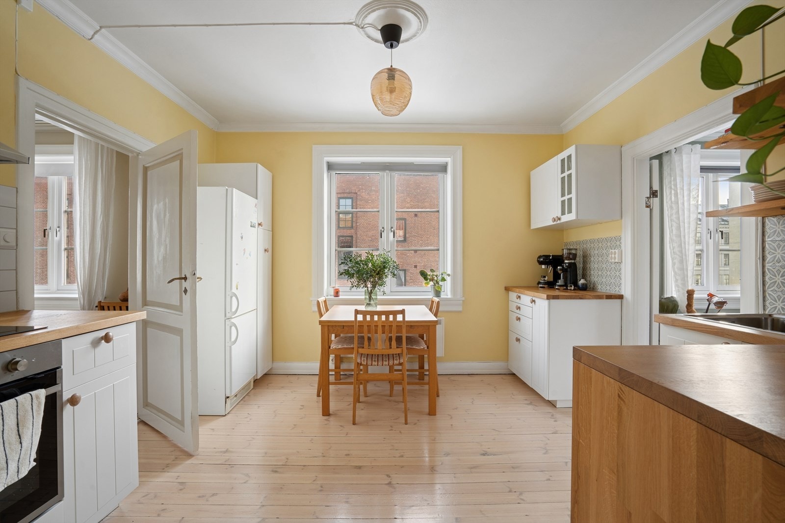 Veggene på kjøkkenet ble sparklet og malt i 2023. Galleribilde