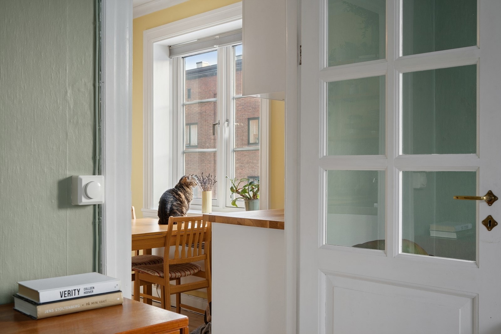 Nyt utsikten gjennom de klassiske vinduene!
De dype vinduskarmene og de store glassflatene slipper inn rikelig med naturlig lys og skaper en lys og innbydende atmosfære. Galleribilde