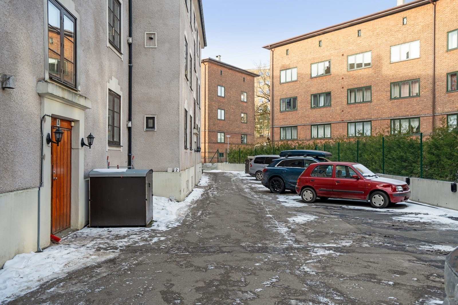 Her har man 10 oppmerkede plasser med "først til mølla" prinsipp. Det er også montert el-ladere ved parkeringsplassene. Galleribilde